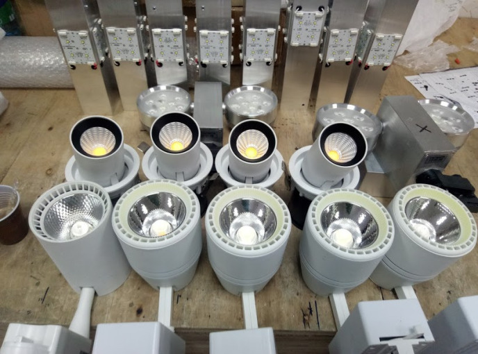 Ремонт трековых прожекторов в Минске